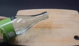 Đổ giấm vào thớt thì ra nhiều công hiệu đến vậy, đỡ tốn mấy trăm nghìn mua thớt mới