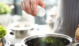 Lỡ bỏ dư muối khi nấu ăn, thêm ngay 1 thứ này ‘cứu cánh’ thay vì cho nước lã