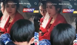 Cậu bé 5 tuổi nức nở chạy theo mẹ muốn lên xe hoa, thái độ của bố dượng gây phẫn nộ