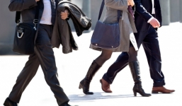 Nhìn dáng đi biết ngay sướng khổ: ‘Dáng đi lắc đảo mình xà, cả đời lận đận chồng xa ít gần’