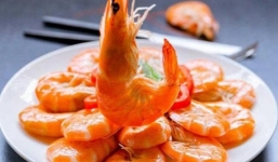 Luộc tôm cứ quen tay cho gừng với giấm, bỏ ngay đi mà làm cách này, tôm đỏ au lại không tanh