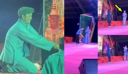 Hoài Linh nghi bị ngó lơ khi đi diễn hội chợ, còn quỳ xuống sàn để làm 1 điều ‘vớt’ fan?