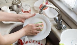 Rửa bát nên dùng nước lạnh hay nước nóng: Sai lầm của người nội trợ 20 năm vẫn không biết