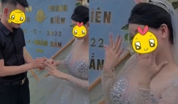 Nhân dịp người yêu cũ đám cưới, chàng trai mừng cưới 6 chiếc nhẫn biểu thị 6 năm yêu nhau