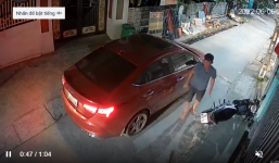 Thấy xe máy dựng giữa đường chắn lối, tài xế ô tô có hành động không thể ngỡ ngàng hơn