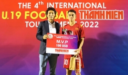 HLV Gong Oh-kyun trao thưởng cho Văn Khang - Văn Trường sau chiến thắng của U19 Việt Nam