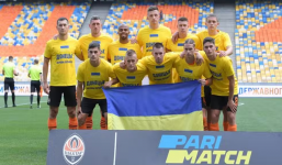 Trái bóng tròn vẫn lăn giữa mưa bom bão đạn tại Ukraine