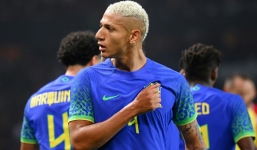 Phản ứng của Richarlison cùng dàn sao Brazil khi bị CĐV ném chuối