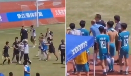 Cho rằng bị xử ép, hàng chục cầu thủ U15 Trung Quốc đuổi đánh trọng tài 