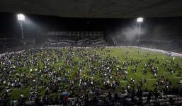 Bạo loạn sân cỏ ở Argentina, cảnh sát dùng hơi cay 1 người thiệt mạng 