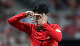 Son Heung-min tập luyện cùng ĐT Hàn Quốc, đeo mặt nạ như 'Người Dơi'