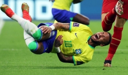 HLV Brazil lên tiếng về chấn thương của Neymar sau trận thắng Serbia