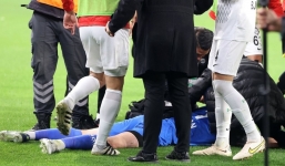 CĐV Thổ Nhĩ Kỳ nổi loạn, đánh cầu thủ trọng thương ngay trên sân