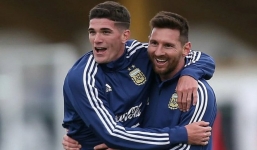 Video: Khoảnh khắc Messi bị 'cưỡng hôn' khi đang trực tuyến