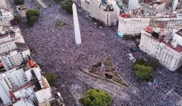 Ảnh: Hàng chục nghìn CĐV Argentina đổ ra đường ăn mừng sau trận thắng Croatia