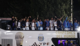 Video: Messi cùng đồng đội gặp sự cố bất ngờ khi đang diễu hành ăn mừng trên xe bus 2 tầng 