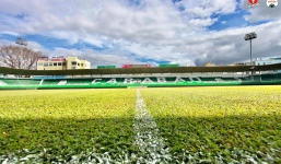 ẢNH: Mặt cỏ SVĐ Pleiku của HAGL xanh mướt trước trận ra quân V-League 2023