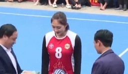 Video: Khán giả Bắc Ninh cầm xấp tiền thưởng nóng cho VĐV ngay trong trận đấu