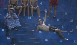 Độc lạ Fan Bình Dương tắm mưa, gội đầu trên khán đài xem đội nhà thi đấu