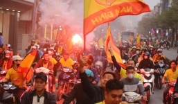 CHÙM ẢNH: Hàng nghìn CĐV Nam Định tiếp lửa cho đội nhà từ ngoài vào trong sân Hàng Đẫy