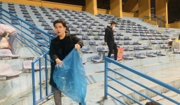 Ban huấn luyện cùng CĐV Nam Định có hành động đẹp sau trận hòa Viettel