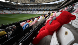 'Mưa gấu bông' được tạo ra trong trận đấu tại Thổ Nhĩ Kỳ khiến nhiều người xúc động