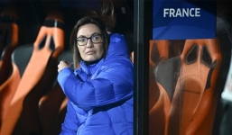 HLV tuyển nữ Pháp bị mất việc vì lý do không ngờ tới