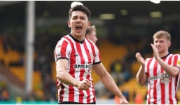 Hậu vệ Anh gây chú ý với hành động 'khóa môi' đối thủ