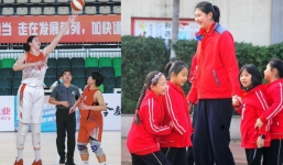 Video: 'Khủng long' bóng rổ ghi điểm dễ như 'ăn kẹo' khiến đối thủ chỉ biết đứng nhìn