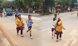 Xúc động hình ảnh người mẹ chạy phía sau, tiếp sức con gái thi điền kinh