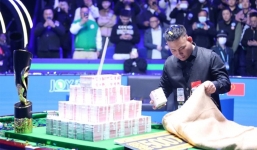 Cao thủ bida Trung Quốc vất vả với 'núi tiền' sau chức vô địch
