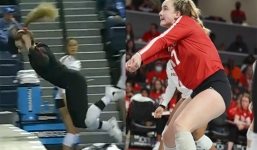 Video: Pha bay người cứu bóng dũng cảm của nữ VĐV bóng chuyền xinh đẹp