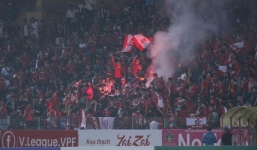 Video: CĐV Hải Phòng đồng thanh hô đốt pháo sáng, chủ tịch Văn Trần Hoàn 'thất hứa'