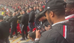 Sốc: CĐV MU ngồi cắt tóc ngay trên khán đài trong ngày đội nhà vào chung kết FA Cup