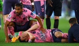 Cầu thủ giải Ngoại hạng Anh phải nhập viện cấp cứu sau chấn thương kinh hoàng
