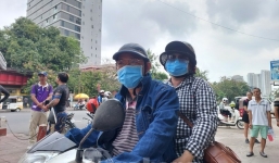 Xúc động hình ảnh cặp vợ chồng chạy xe máy 8 tiếng tới Campuchia tiếp lửa cho U22 Việt Nam