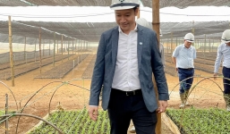 V-League tạm nghỉ, HLV Thép xanh Nam Định trải nghiệm làm nông dân