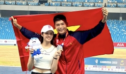 Tuột HCV SEA Games, VĐV điền kinh Việt Nam được bà xã xinh đẹp an ủi ngay trên sân