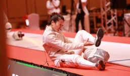 SEA Games 32: Xót xa hình ảnh nữ kiếm thủ Việt Nam trật khớp gối, cắn răng chịu đau mang về HCV