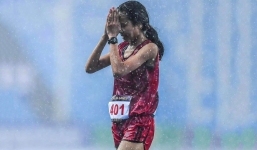 Nữ VĐV Campuchia vừa chạy vừa khóc dưới mưa dùng tiền thưởng SEA Games 32 để trả nợ