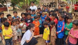 Xúc động hình ảnh 'nữ hoàng billiards' Campuchia dành toàn bộ tiền thưởng SEA Games 32 để làm từ thiện