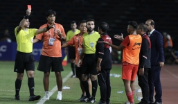 Những hình ảnh phi thể thao diễn ra ở trận chung kết SEA Games 32 khiến trọng tài 'làm việc mỏi tay'