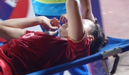 SEA Games 32: Xót xa hình ảnh tuyển thủ nữ Việt Nam dính chấn thương, phải nhờ đồng đội dìu lên bục nhận HCV