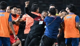 Trợ lý HLV U22 Thái Lan bật khóc nức nở đến xin lỗi trưởng đoàn U22 Indonesia