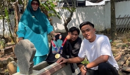 Xúc động hình ảnh tuyển thủ U22 Indonesia 'tặng' tấm HCV SEA Games 32 cho người cha quá cố