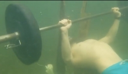 Video: HLV người Nga lập kỷ lục Guinness sau màn 'nâng tạ dưới nước'