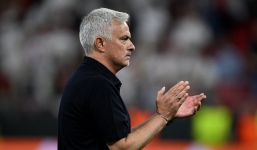 Roma tuột chức vô địch đầy cay đắng, HLV Mourinho có hành động gây chú ý