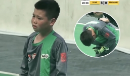 Hy hữu: Thủ môn bật khóc trên sân, trọng tài phải chạy lại động viên
