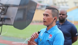 Trọng tài Việt Nam gặp khó khi lần đầu 'thực chiến' với VAR