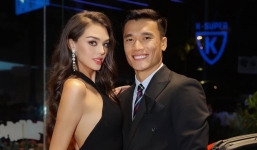 Vợ Tây của Bùi Tiến Dũng diện đầm mỏng manh, chiếm trọn spotlight cùng ông xã